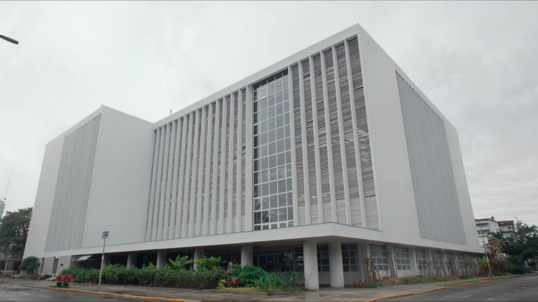 Fachada de un edificio de gobierno municipal de arquitectura moderna